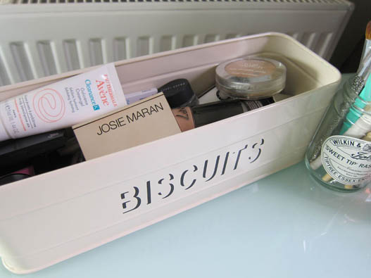 Vanity Organizing biscuit tin